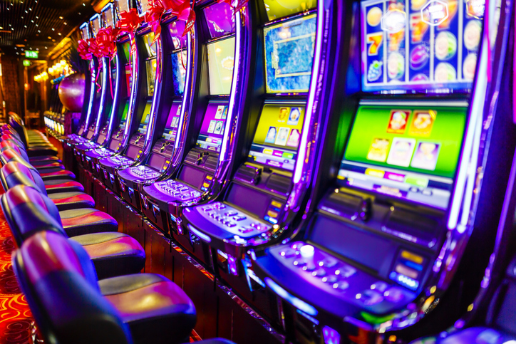 Rangée de machines à sous électroniques dans un casino